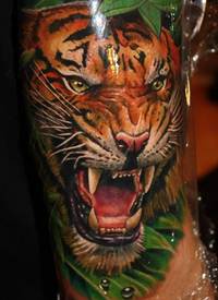 写实风格的彩色咆哮老虎手臂纹身图案