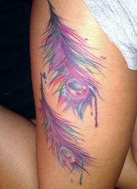 大腿粉色孔雀羽毛纹身图案