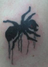 肩部巨大的黑色墨水蚂蚁纹身图案