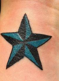 手腕上的黑色和蓝色星星纹身图案