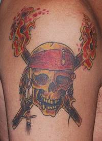 肩部彩色海盗头骨与交叉火炬纹身图片