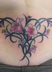 黑色部落图腾和粉红色花朵腰部纹身图案