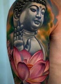 手臂写实逼真 的佛像与莲花纹身图案