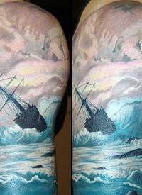 肩部彩绘逼真的大旧船在海中纹身