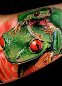 手臂逼真的彩色青蛙纹身图案