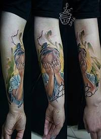 手臂彩色哭泣的小女孩纹身图案