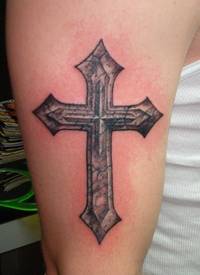 手臂经典石十字架纹身图案