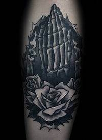 手臂黑色玫瑰和骷髅手纹身图案