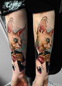 手臂穿西装的猫纹身图案