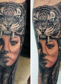 手臂现实主义风格的彩色女人与虎皮纹身