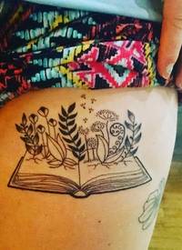 腿部黑色植物生长的书纹身图片