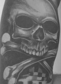 手臂黑灰逼真海盗骷髅纹身图片