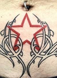 腹部灌木丛中红色的星星纹身图案