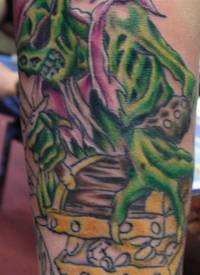 手臂绿色海盗骷髅与珍宝纹身图片