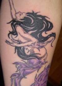 手臂彩色紫尾美人鱼纹身图案