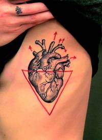 黑色心脏和红色三角形侧肋纹身图案
