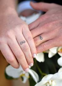 情侣黑色无限符号婚礼戒指纹身