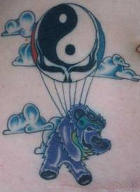 腹部阴阳八卦气球与熊纹身图案