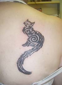 黑色部落长尾猫背部纹身图案