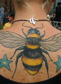 背部蜜蜂和两个蓝色的星星纹身图案