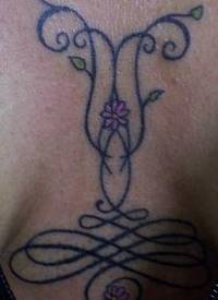 胸部线条部落风格的花藤纹身图案