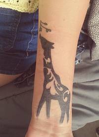手腕黑色长颈鹿和树枝纹身图案