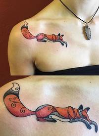 女生锁骨可爱的卡通小狐狸纹身图案