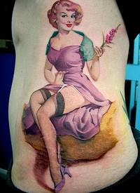 腰侧彩色老式欧美拿花的女孩纹身图案