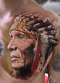 胸部彩色印度男子肖像与头盔纹身图案
