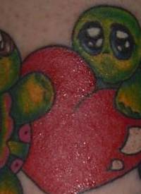 两只绿色乌龟和红心可爱纹身图案