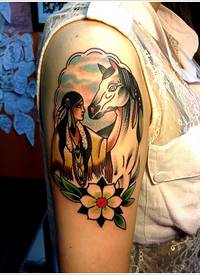 肩部老派彩色印度女孩与马纹身图案