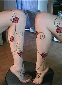 女生腿部心形瓢虫和藤蔓纹身图案