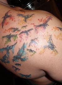 肩部五颜六色的小鸟飞行纹身图案
