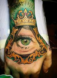 手背写实逼真的眼睛和皇冠几何纹身图案