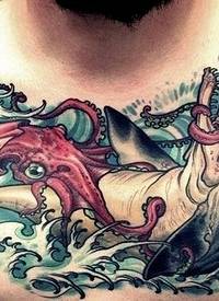 彩色鱿鱼和鲸鱼鲜艳的胸部纹身图案