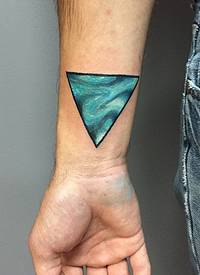 手腕蓝色神秘的三角纹身图案