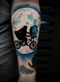 手臂全新风格的彩色男子与自行车纹身