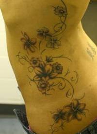 腰侧藤蔓花朵纹身图案