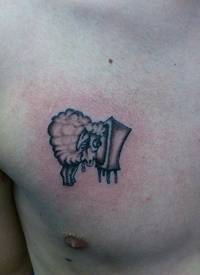 胸部简单的小绵羊看电视纹身图案
