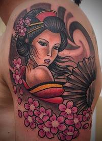 大臂迷人的性感亚洲艺妓和樱花纹身图案