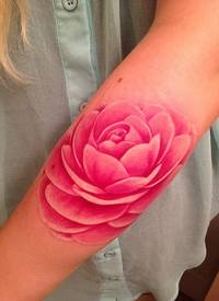 手臂可爱的幻想粉红色大玫瑰花纹身图案