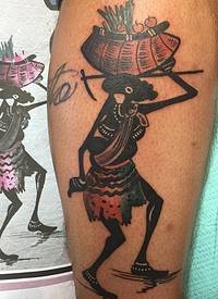 腿部滑稽的彩色部落工人与篮子纹身