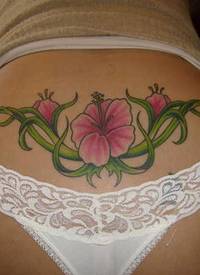 背部彩色的芙蓉花纹身图案