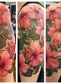 手臂巨大的淡粉色芙蓉花和黑色花边装饰纹身图案
