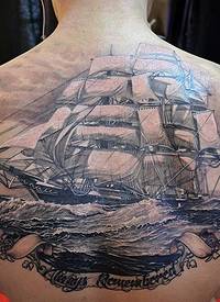 背部非常惊险的大帆船与波浪纹身图案