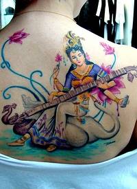 背部漂亮的彩色印度女子和乐器纹身图案