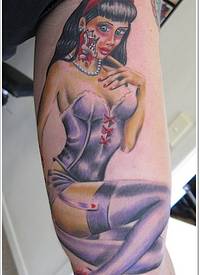 大臂精彩的海报女郎僵尸纹身图案