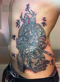 腰侧日本武士与文字纹身图案