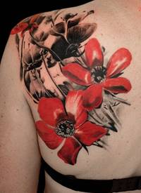 肩部红色和黑色花朵纹身图案