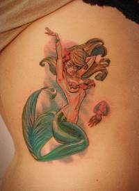 侧肋可爱的美人鱼纹身图案